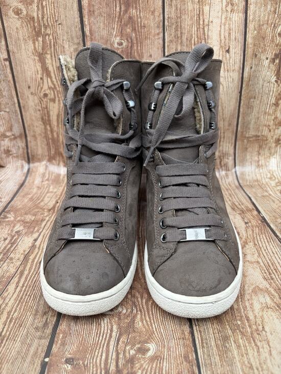 UGG Shoes - UGG Brown Leather Shearling Lined Lace Up Ankle Bootie Round Toe SIZE 6 woman